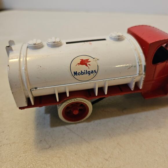 ERTL replica Mack 1926 Bull Dog Mobilgas tanker bank - missing bottom stopper - Picture 3 of 8